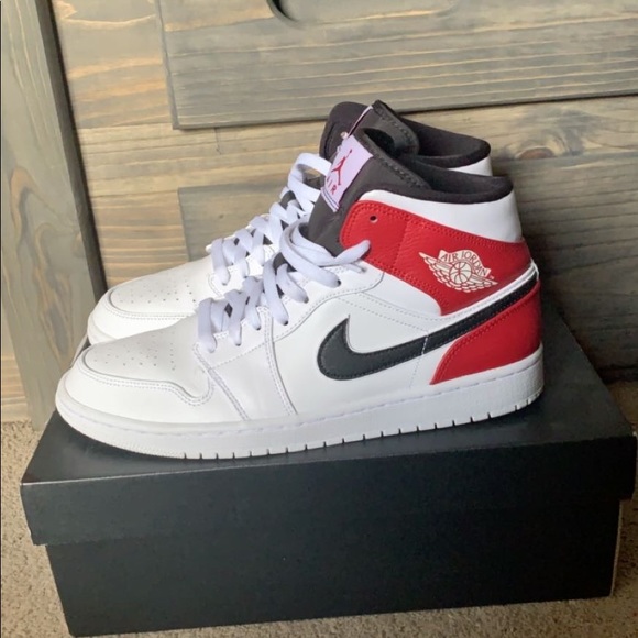 AIR JORDAN 1 MIDS - Picture 1 of 6